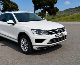 Innenraum von Volkswagen Touareg zur Miete in Georgien. Ein großartiges 5-Sitzer Fahrzeug mit Automatisch Getriebe.
