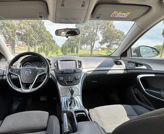 Innenraum von Opel Insignia Combi zur Miete in Georgien. Ein großartiges 5-Sitzer Fahrzeug mit Automatisch Getriebe.