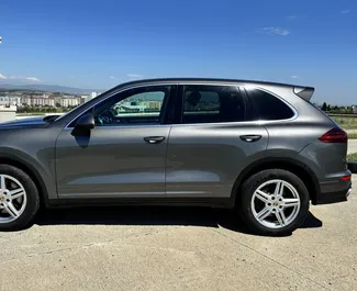 Innenraum von Porsche Cayenne zur Miete in Georgien. Ein großartiges 5-Sitzer Fahrzeug mit Automatisch Getriebe.