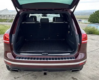 Innenraum von Volkswagen Touareg zur Miete in Georgien. Ein großartiges 5-Sitzer Fahrzeug mit Automatisch Getriebe.