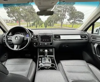 Volkswagen Touareg 2018 mit Antriebssystem Allradantrieb, verfügbar in Tiflis.