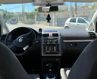 Benzin 1,4L Motor von Volkswagen Touran 2010 zur Miete in Tirana.