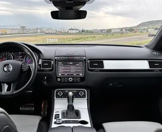 Volkswagen Touareg 2018 mit Antriebssystem Allradantrieb, verfügbar in Tiflis.