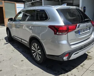Benzin L Motor von Mitsubishi Outlander 2019 zur Miete in Tiflis.