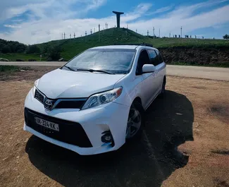 Frontansicht eines Mietwagens Toyota Sienna in Kutaisi, Georgien ✓ Auto Nr.15913. ✓ Automatisch TM ✓ 1 Bewertungen.