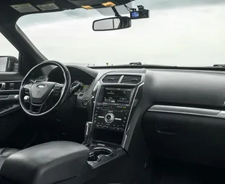 Innenraum von Ford Explorer zur Miete in Georgien. Ein großartiges 7-Sitzer Fahrzeug mit Automatisch Getriebe.