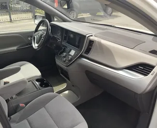 Benzin 3,5L Motor von Toyota Sienna 2018 zur Miete in Kutaisi.