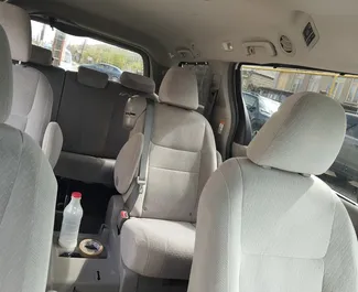 Toyota Sienna 2018 zur Miete verfügbar in Kutaisi, mit Kilometerbegrenzung unbegrenzte.