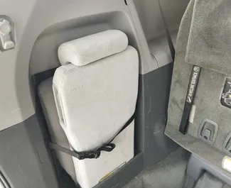 Innenraum von Toyota Sienna zur Miete in Georgien. Ein großartiges 8-Sitzer Fahrzeug mit Automatisch Getriebe.