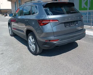 Frontansicht eines Mietwagens Skoda Karoq in Budva, Montenegro ✓ Auto Nr.16537. ✓ Automatisch TM ✓ 0 Bewertungen.