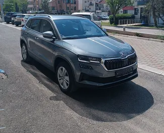 Innenraum von Skoda Karoq zur Miete in Montenegro. Ein großartiges 5-Sitzer Fahrzeug mit Automatisch Getriebe.