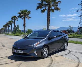 Frontansicht eines Mietwagens Toyota Prius in Batumi, Georgien ✓ Auto Nr.16543. ✓ Automatisch TM ✓ 0 Bewertungen.