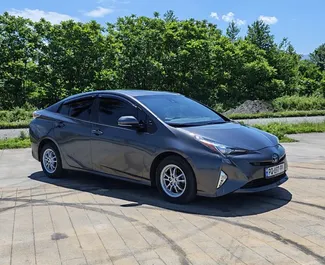 Innenraum von Toyota Prius zur Miete in Georgien. Ein großartiges 5-Sitzer Fahrzeug mit Automatisch Getriebe.
