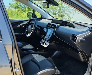 Vermietung Toyota Prius. Wirtschaft, Komfort Fahrzeug zur Miete in Georgien ✓ Kaution Einzahlung von 270 GEL ✓ Versicherungsoptionen KFZ-HV, TKV, Insassen.