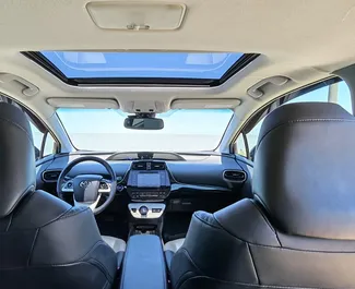 Toyota Prius 2017 zur Miete verfügbar in Batumi, mit Kilometerbegrenzung 300 km/Tag.