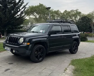 Frontansicht eines Mietwagens Jeep Patriot in Tiflis, Georgien ✓ Auto Nr.1314. ✓ Automatisch TM ✓ 22 Bewertungen.