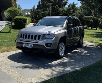 Frontansicht eines Mietwagens Jeep Compass in Tiflis, Georgien ✓ Auto Nr.1560. ✓ Automatisch TM ✓ 8 Bewertungen.