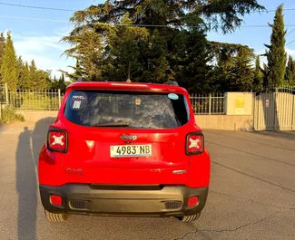 Innenraum von Jeep Renegade zur Miete in Georgien. Ein großartiges 5-Sitzer Fahrzeug mit Automatisch Getriebe.