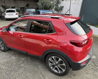 Innenraum von Kia Stonic zur Miete in Albanien. Ein großartiges 5-Sitzer Fahrzeug mit Automatisch Getriebe.