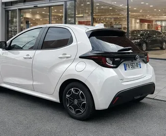 Frontansicht eines Mietwagens Toyota Yaris in Budva, Montenegro ✓ Auto Nr.16540. ✓ Automatisch TM ✓ 0 Bewertungen.