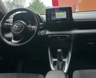 Hybride 1,5L Motor von Toyota Yaris 2024 zur Miete in Budva.