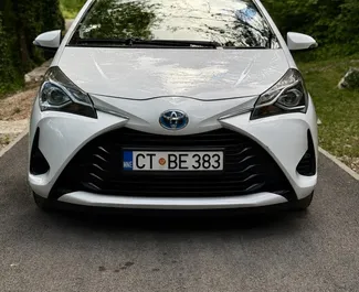 Mietwagen Toyota Yaris 2019 in Montenegro, mit Hybride-Kraftstoff und 105 PS ➤ Ab 35 EUR pro Tag.