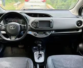 Frontansicht eines Mietwagens Toyota Yaris in Budva, Montenegro ✓ Auto Nr.16614. ✓ Automatisch TM ✓ 0 Bewertungen.