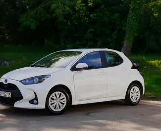 Mietwagen Toyota Yaris 2024 in Montenegro, mit Hybride-Kraftstoff und 105 PS ➤ Ab 40 EUR pro Tag.