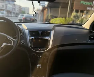Innenraum von Hyundai Accent zur Miete in Albanien. Ein großartiges 4-Sitzer Fahrzeug mit Automatisch Getriebe.