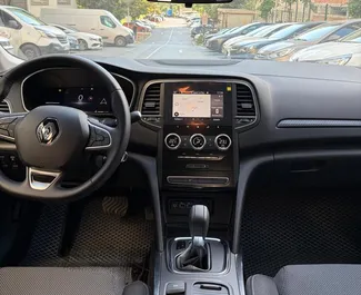 Benzin 1,3L Motor von Renault Megane Sedan 2025 zur Miete am Flughafen Antalya.