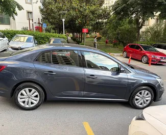 Frontansicht eines Mietwagens Renault Megane Sedan am Flughafen Antalya, Türkei ✓ Auto Nr.16596. ✓ Automatisch TM ✓ 0 Bewertungen.