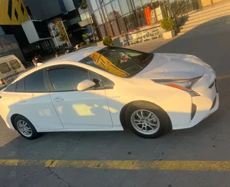 Frontansicht eines Mietwagens Toyota Prius in Tiflis, Georgien ✓ Auto Nr.16591. ✓ Automatisch TM ✓ 0 Bewertungen.