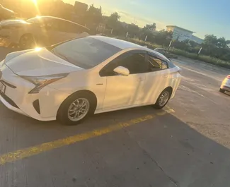 Vermietung Toyota Prius. Wirtschaft, Komfort Fahrzeug zur Miete in Georgien ✓ Kaution Keine Kaution ✓ Versicherungsoptionen KFZ-HV, VKV Komplett, Insassen, Diebstahlschutz.