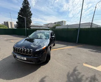 Frontansicht eines Mietwagens Jeep Cherokee in Tiflis, Georgien ✓ Auto Nr.16533. ✓ Automatisch TM ✓ 0 Bewertungen.