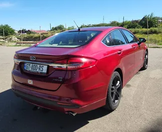 Innenraum von Ford Fusion Sedan zur Miete in Georgien. Ein großartiges 5-Sitzer Fahrzeug mit Automatisch Getriebe.