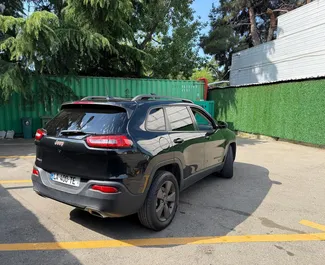 Vermietung Jeep Cherokee. Komfort, SUV, Crossover Fahrzeug zur Miete in Georgien ✓ Kaution Keine Kaution ✓ Versicherungsoptionen KFZ-HV.