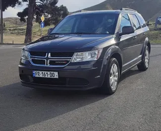 Mietwagen Dodge Journey 2018 in Georgien, mit Benzin-Kraftstoff und 173 PS ➤ Ab 100 GEL pro Tag.