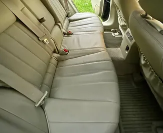 Innenraum von Infiniti QX70 zur Miete in Georgien. Ein großartiges 5-Sitzer Fahrzeug mit Automatisch Getriebe.