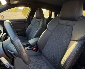 Innenraum von Audi S3 zur Miete in Spanien. Ein großartiges 4-Sitzer Fahrzeug mit Automatisch Getriebe.