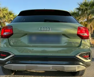 Innenraum von Audi Q2 zur Miete in Spanien. Ein großartiges 4-Sitzer Fahrzeug mit Automatisch Getriebe.