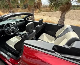 Innenraum von Ford Mustang Cabrio zur Miete in Spanien. Ein großartiges 4-Sitzer Fahrzeug mit Automatisch Getriebe.