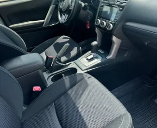 Innenraum von Subaru Forester zur Miete in Georgien. Ein großartiges 5-Sitzer Fahrzeug mit Automatisch Getriebe.