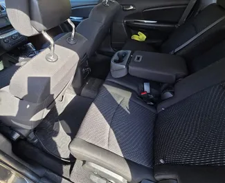 Innenraum von Dodge Journey zur Miete in Georgien. Ein großartiges 7-Sitzer Fahrzeug mit Automatisch Getriebe.