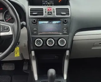 Innenraum von Subaru Forester zur Miete in Georgien. Ein großartiges 5-Sitzer Fahrzeug mit Automatisch Getriebe.